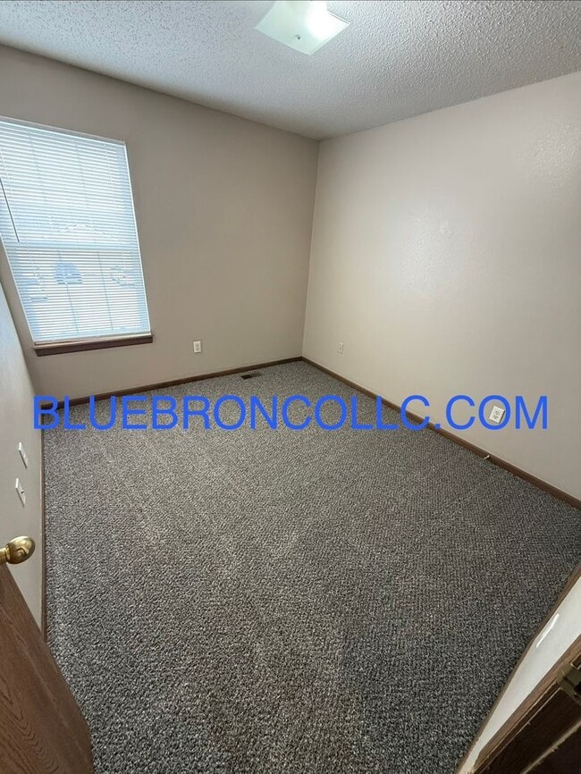 Building Photo - Newly remodeled 3 bedroom townhome for a great price!