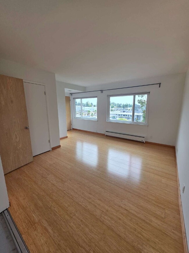Building Photo - Super Spacious 1 Bedroom- Views of the City - Water and Garbage Included