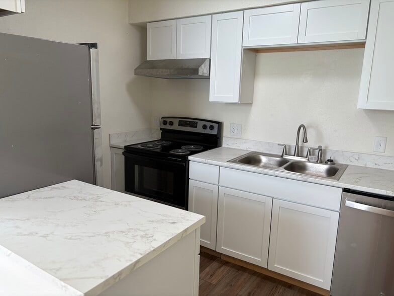 Building Photo - Southwest Apartments