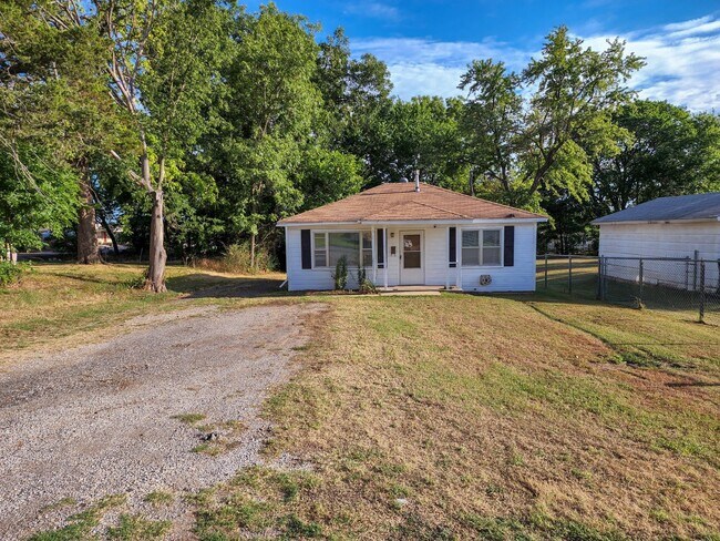 Building Photo - 2 Bedroom home in Tecumseh