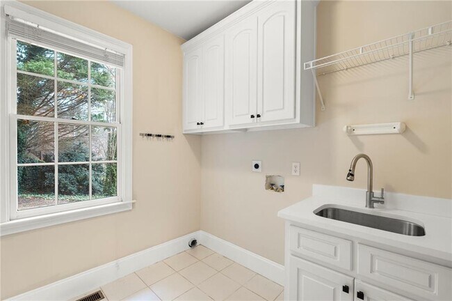 Building Photo - 870 Longstone Landing