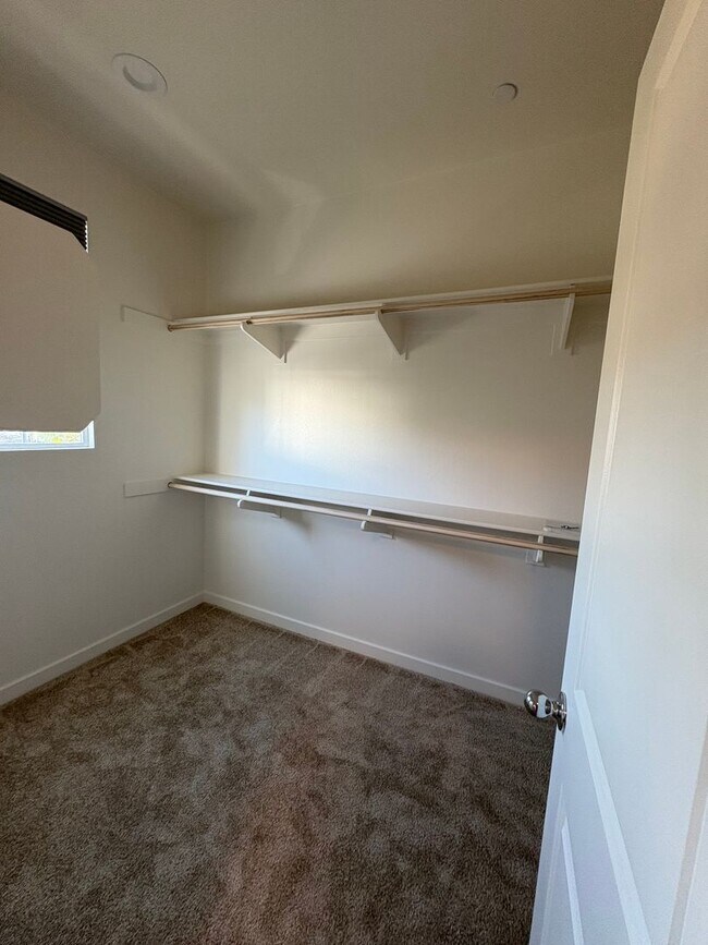 Building Photo - Spacious 3-Bedroom Townhome with Garage and Solar