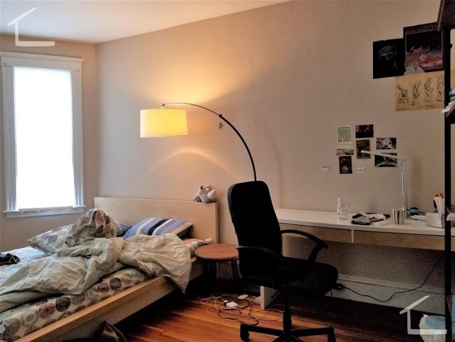 Building Photo - Spacious 3BR Near Coolidge Corner | 1,300 SF | Laundry On-Site | Cats OK | 9/1