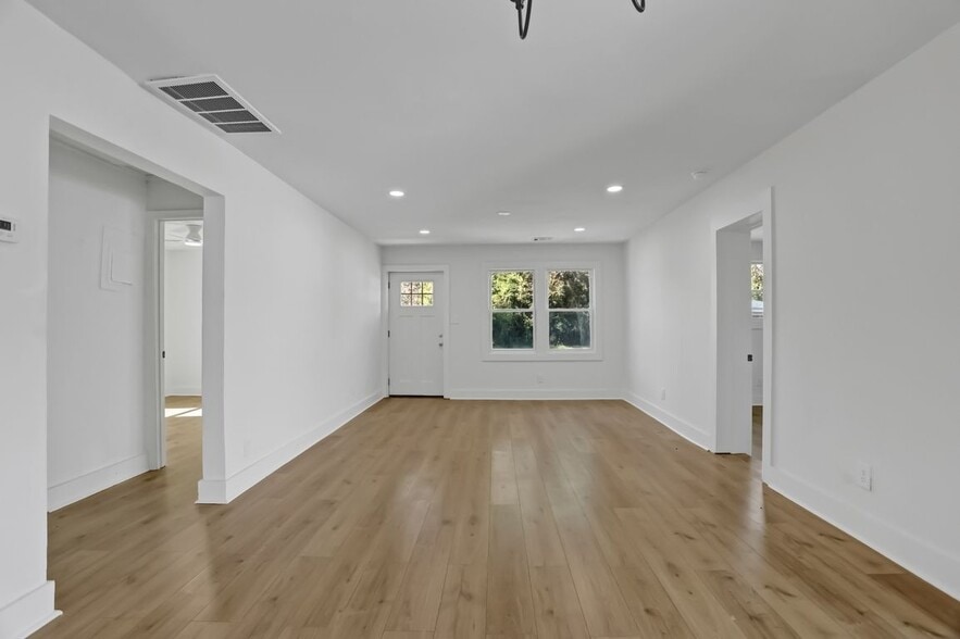 Building Photo - 636 W 48th St