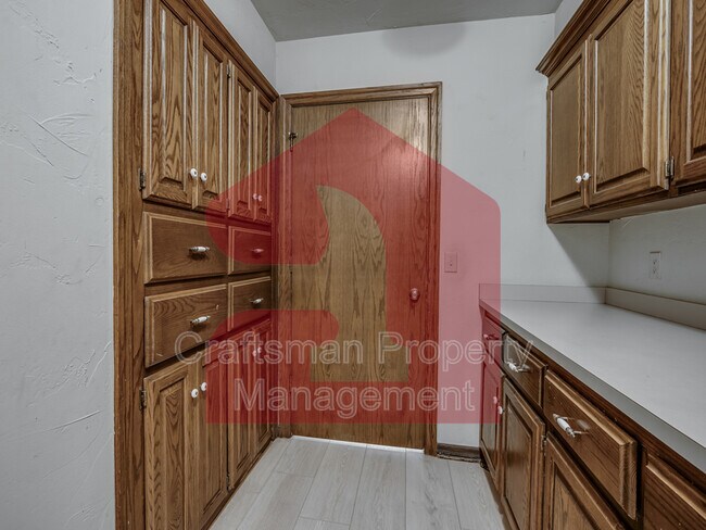 Building Photo - 2704 Silvertree Dr