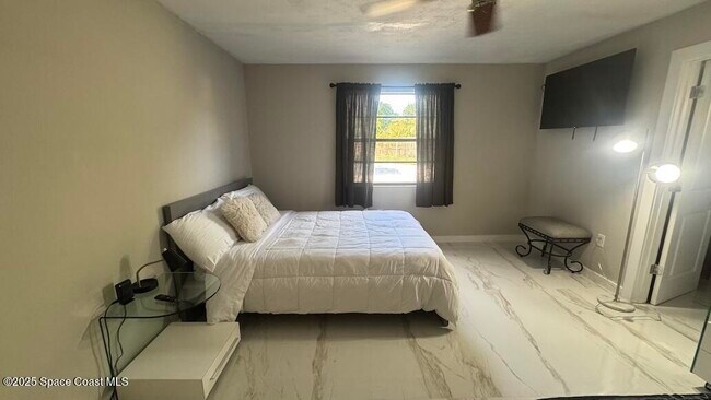 Building Photo - 496 Poinciana Dr