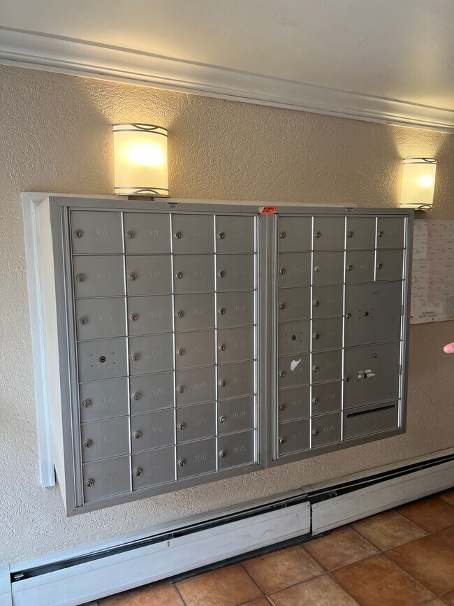 Building Photo - 2 bd/1.5 ba unit in CapHill