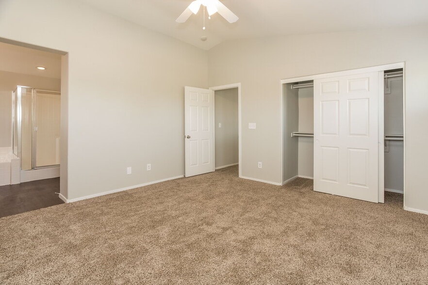 Building Photo - 3752 Hollycroft Dr