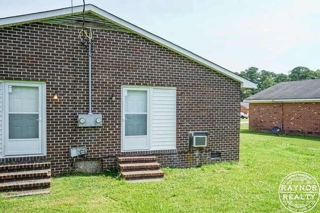 Building Photo - 1721-1723 Windsor Dr