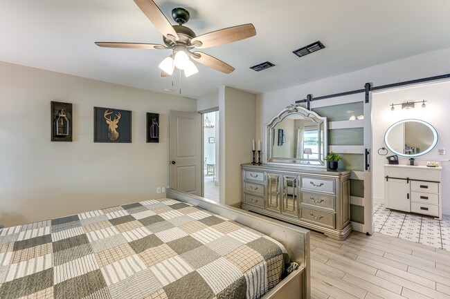 Building Photo - 128 Loredo Ln