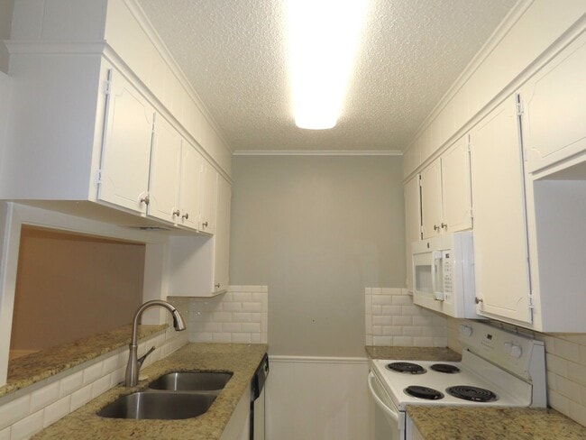 Building Photo - South Tyler! Beautiful 3 Bedroom, 2 Bathroom Duplex