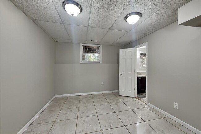 Building Photo - 2530 Lorne Ct SW