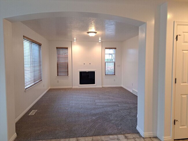 Building Photo - End unit townhome with basement suite!!