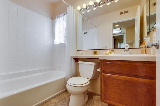 Building Photo - Spacious Townhome in University City for Rent!