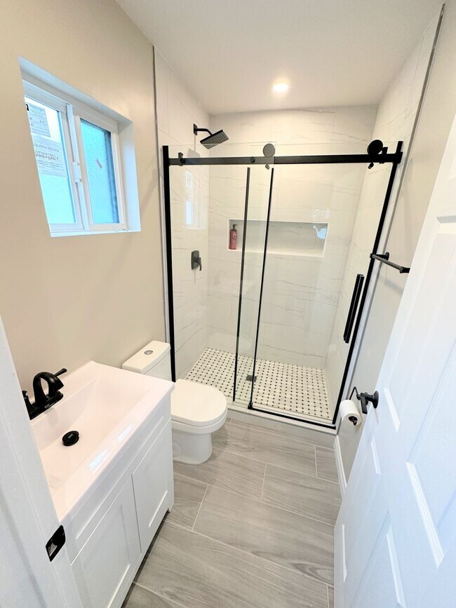 Building Photo - Gorgeous 1BD/1BA all appliances included. Move in ready!!