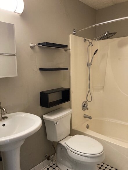 Building Photo - 643 Kennedy Dr