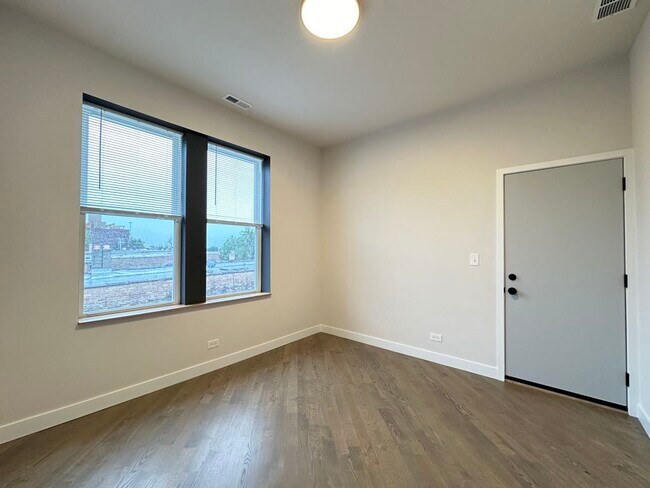 Building Photo - 841 N Mozart St
