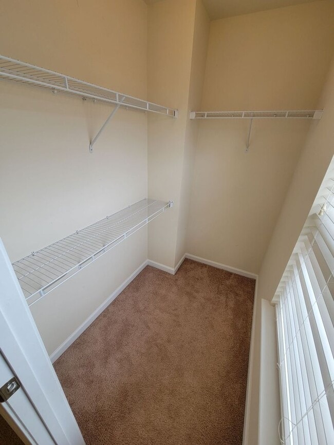 Building Photo - 4 bed, 2.5 Bath Home Available in Chartwel...