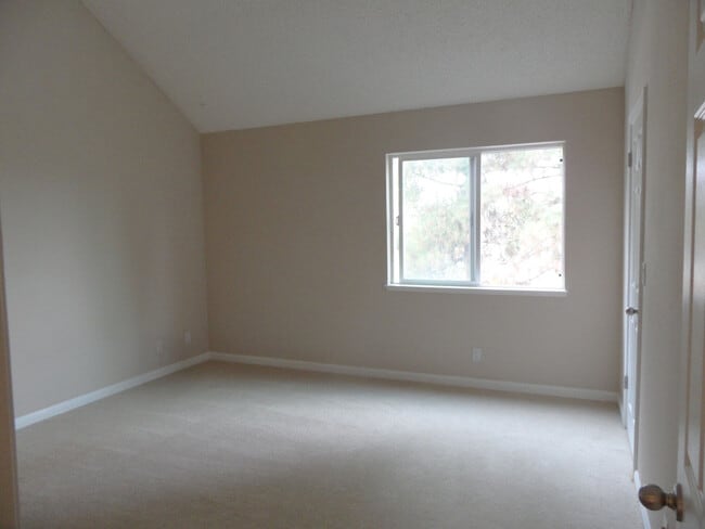 Building Photo - 3 bed/2 bath Upstairs condo! Hardwood floor, full kitchen, washer/dryer