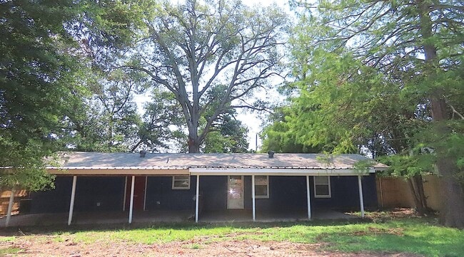 Building Photo - Lindale ISD, Spacious 3 Bedroom, 1 Bath House