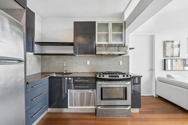 Building Photo - 390 Lorimer St
