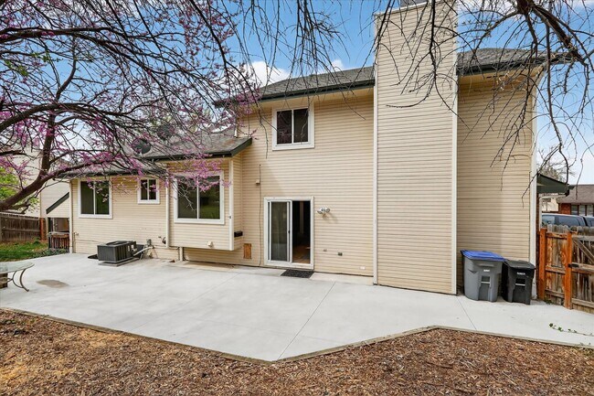 Building Photo - 4BR/4BA Updated Home with Finished Basement Suite & Landscaped Yard