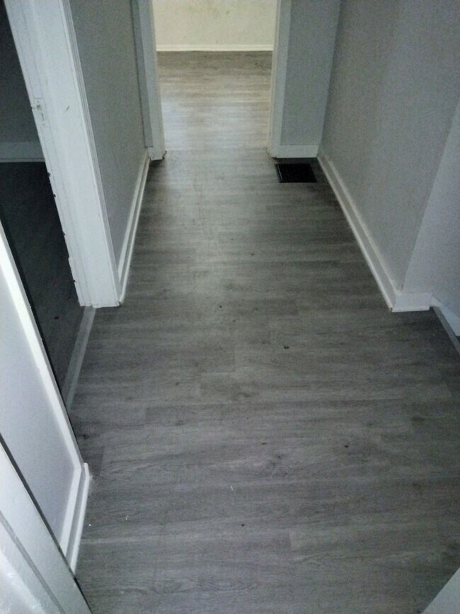 Building Photo - Sneak Preview 516 Dresden ave
