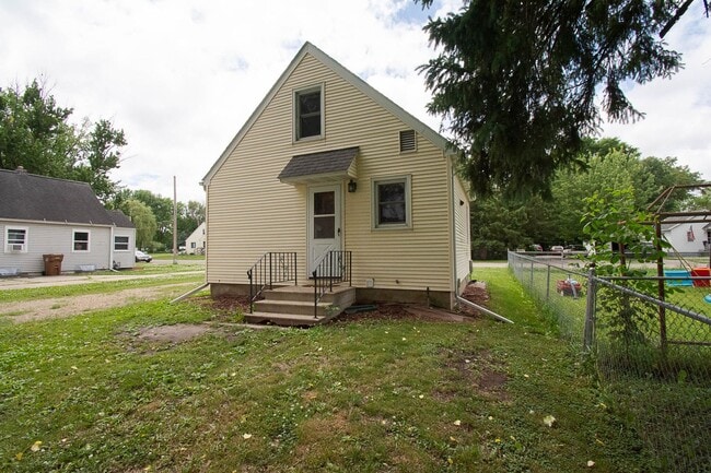 Building Photo - 1206 10th St NE
