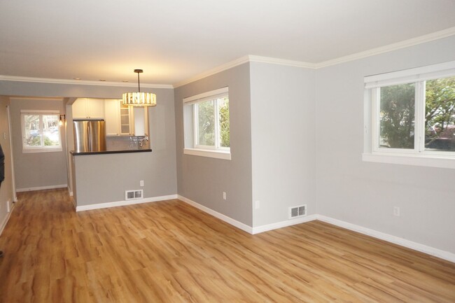 Building Photo - S. Landing 2 bedroom condo with Willamette...