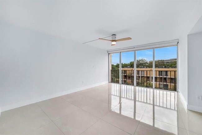 Building Photo - 9240 Fontainebleau Blvd