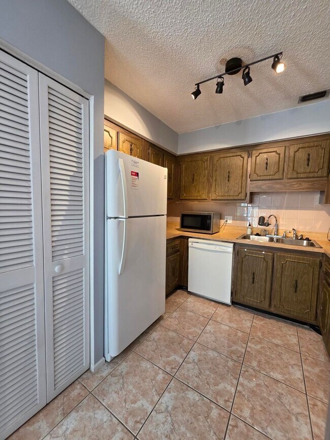 Building Photo - Furnished 2-Bedroom, 2-Bathroom Condo in Tampa