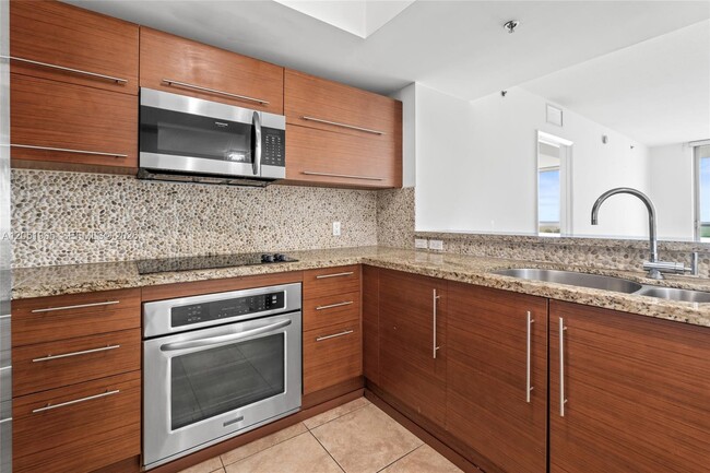 Building Photo - 2681 N Flamingo Rd