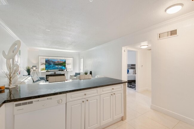 Building Photo - 2581 Garden Dr N