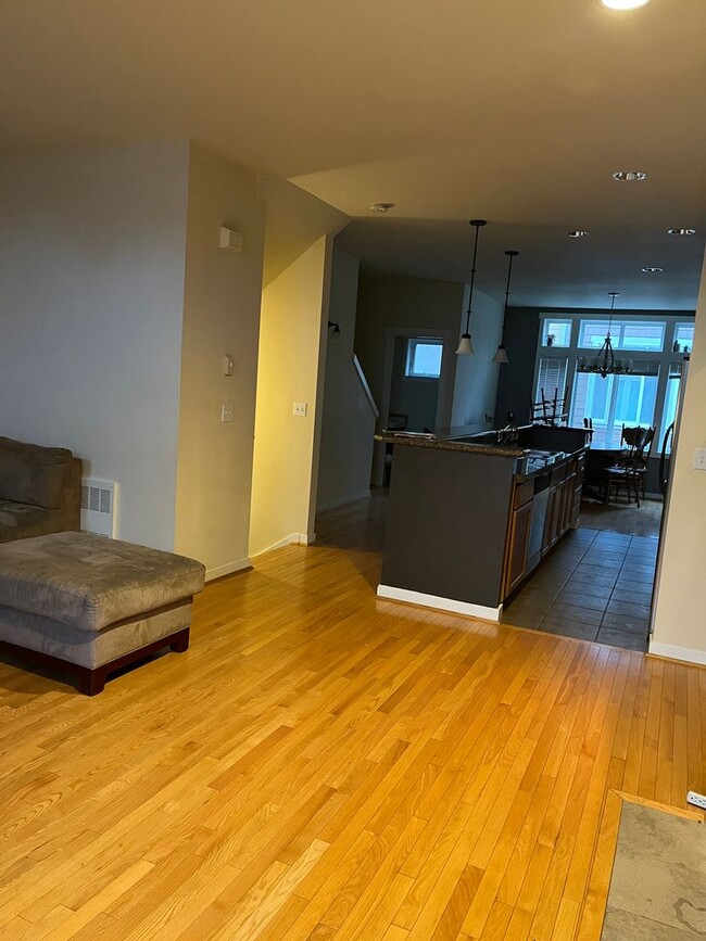 Building Photo - Ravenna Townhome