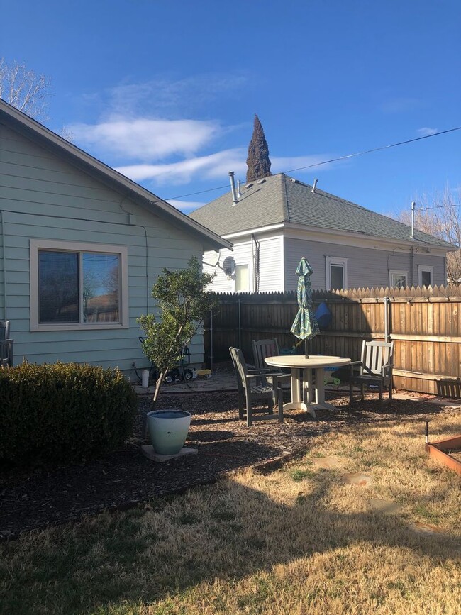 Building Photo - Located Oliver Eakle/AC !!! Cute 2/1/1 wit...