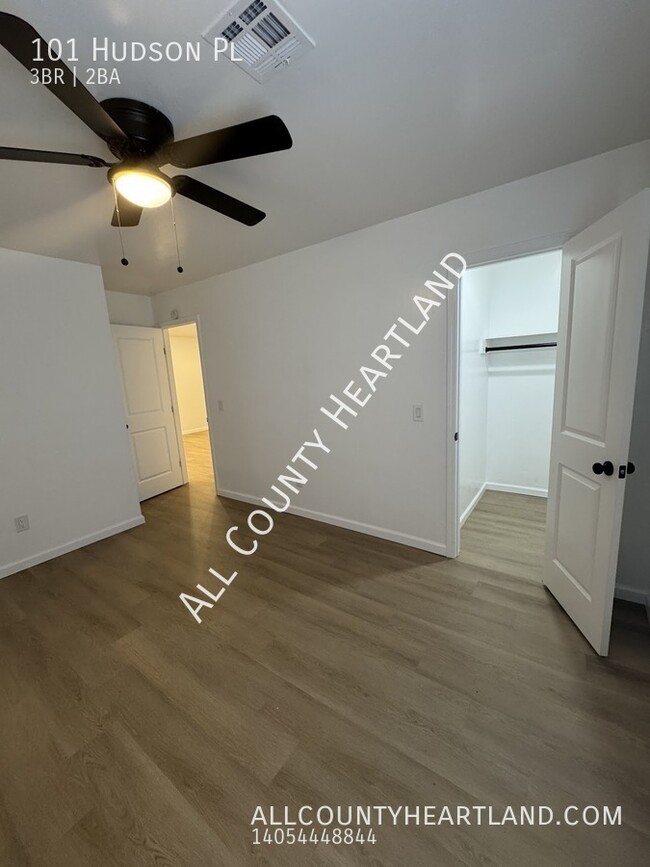 Building Photo - MOVE IN SPECIAL! Updated 3 bed 2 bath in M...