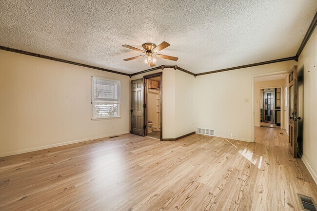 Building Photo - 515 W San Miguel St