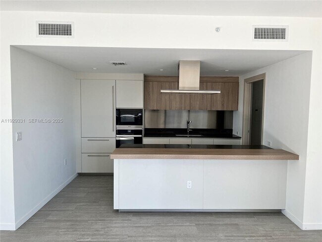 Building Photo - 1000 Brickell Plaza