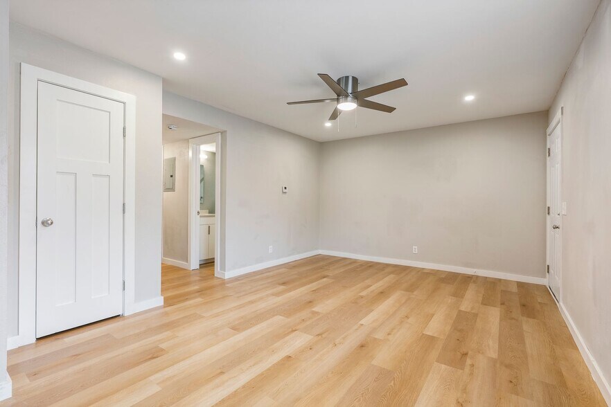 Building Photo - 811 N Pleasant St