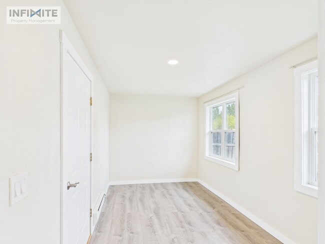 Building Photo - Beautifully Updated 2-Bedroom Home with Ga...