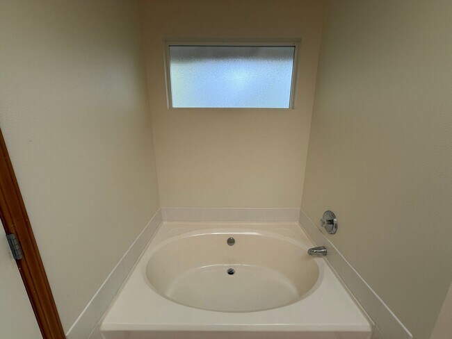 Building Photo - 4 Bed 2 Bath Home in Waterbury Meadows