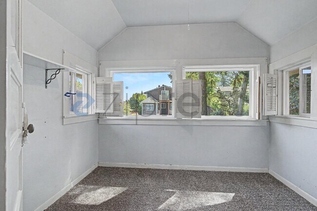 Building Photo - Unit