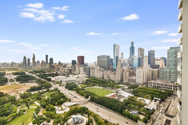 Building Photo - True Luxury Living_2b2b Condo at 340 On The Park