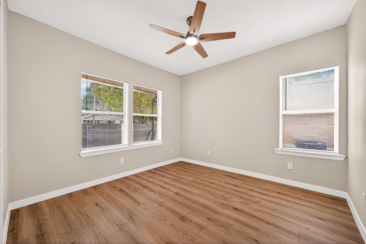 Building Photo - 631 E Mistletoe