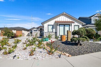 Building Photo - Luxury Living & Outdoor Oasis: Your Perfec...