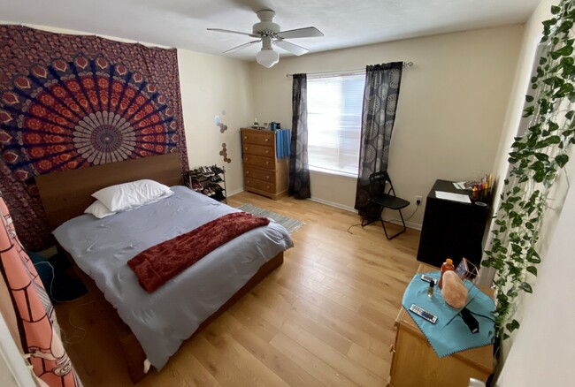 Large furnished bedroom - 4000 SW 23rd street