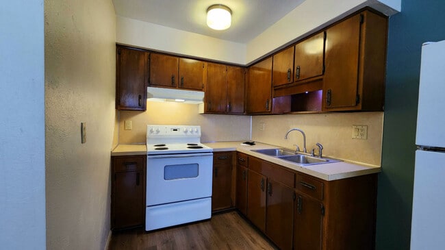 Building Photo - Spring Manor Apartments