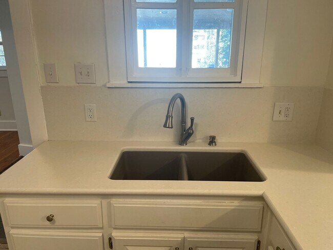Building Photo - Historic Home 3BR / 2BA Detached Garage, W...