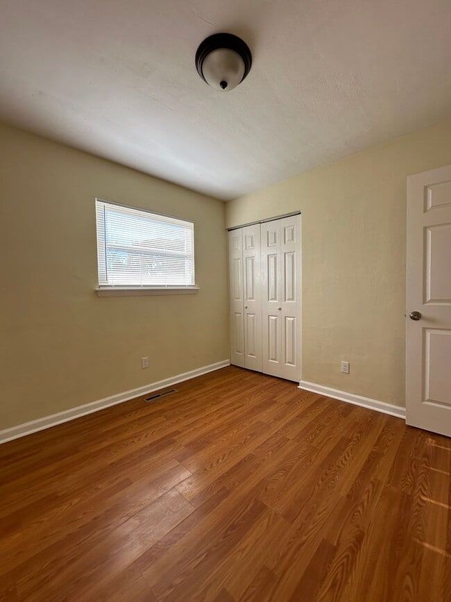 Building Photo - Malibu-4 Bedroom 2 Bath Single Family home
