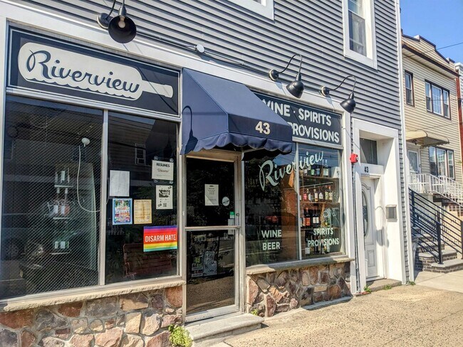 Building Photo - 96 Bowers St